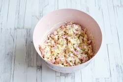 Тарталетки с крабовыми палочками сыром и яйцом - шаг 7