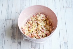 Тарталетки с крабовыми палочками сыром и яйцом - шаг 8