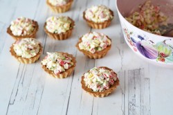 Тарталетки с крабовыми палочками сыром и яйцом - шаг 9