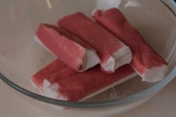 Тарталетки с крабовыми палочками кукурузой и огурцом - шаг 1