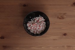 Тарталетки с крабовыми палочками кукурузой и огурцом - шаг 2