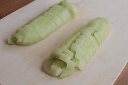 Тарталетки с крабовыми палочками кукурузой и огурцом - шаг 3