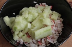 Тарталетки с крабовыми палочками кукурузой и огурцом - шаг 4