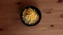 Тарталетки с крабовыми палочками кукурузой и огурцом - шаг 5