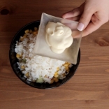 Тарталетки с крабовыми палочками кукурузой и огурцом - шаг 8