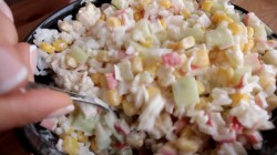 Тарталетки с крабовыми палочками кукурузой и огурцом - шаг 9