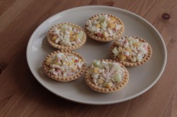 Тарталетки с крабовыми палочками кукурузой и огурцом - шаг 10