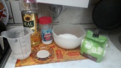 Простое тесто для пиццы в тестомешалке - шаг 1