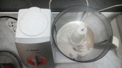 Простое тесто для пиццы в тестомешалке - шаг 2