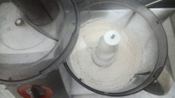 Простое тесто для пиццы в тестомешалке - шаг 3