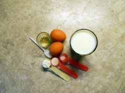 Тонкие бабушкины блины на молоке - шаг 1