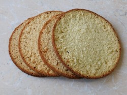 Бисквитный торт с бананами - шаг 5