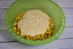 Торт из рыбок со сгущенкой - шаг 5 Торт из рыбок со сгущенкой - шаг 5