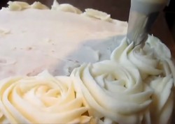 Сливочный торт с цветами - шаг 11