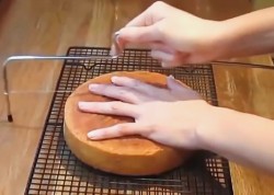 Сливочный торт с цветами - шаг 3