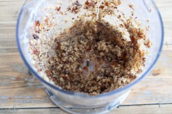 Торт с изюмом и орехами - шаг 4 Торт с изюмом и орехами - шаг 4