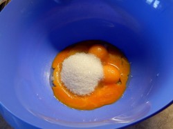 Торт со сгущенкой бисквитный - шаг 2 Торт со сгущенкой бисквитный - шаг 2