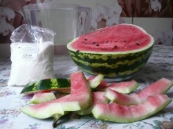 Цукаты из арбузных корок - шаг 1 Цукаты из арбузных корок - шаг 1