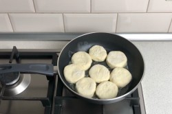 Творожники в духовке классические - шаг 8