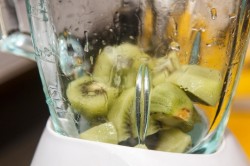 Творожный мусс с фруктовым смузи - шаг 2