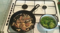 Тёплый салат с брокколи и куриной печенью - шаг 2 Тёплый салат с брокколи и куриной печенью - шаг 2