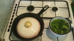 Тёплый салат с брокколи и куриной печенью - шаг 3 Тёплый салат с брокколи и куриной печенью - шаг 3