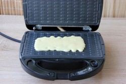 Вафли на маргарине хрустящие в вафельнице - шаг 7