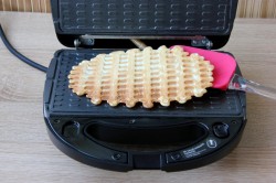 Вафли на маргарине хрустящие в вафельнице - шаг 8