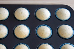 Ванильные капкейки с кремом - шаг 12