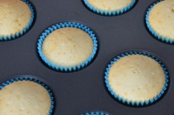 Ванильные капкейки с кремом - шаг 13