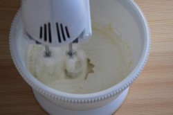 Ванильные капкейки с кремом - шаг 23