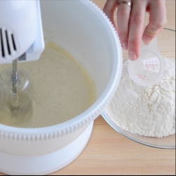 Ванильные капкейки с кремом - шаг 6