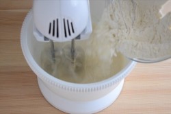 Ванильные капкейки с кремом - шаг 7