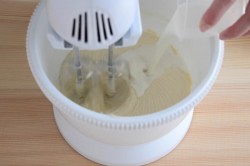 Ванильные капкейки с кремом - шаг 8