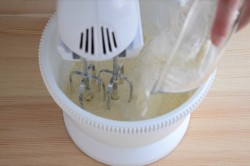 Ванильные капкейки с кремом - шаг 9