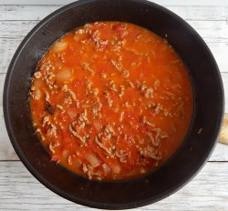 подливка из свинины в сковороде. соус для котлет с томатной пастой. гуляш куриный 1. жаркое с томатной пастой. гуляш из филе курицы с подливкой.