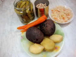 Винегрет с консервированной фасолью и квашеной капустой - шаг 1