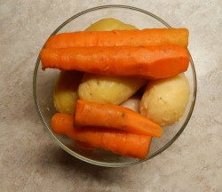 Винегрет с солеными огурцами и горошком - шаг 1 Винегрет с солеными огурцами и горошком - шаг 1