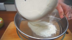 Шоколадный бисквит с какао для торта - шаг 1