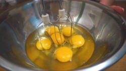 Шоколадный бисквит с какао для торта - шаг 4