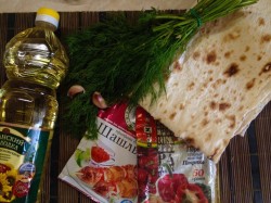 Вкусные чипсы из лаваша с чесноком - шаг 1