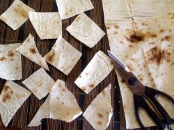 Вкусные чипсы из лаваша с чесноком - шаг 5