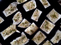 Вкусные чипсы из лаваша с чесноком - шаг 6