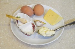 Яйца фаршированные сыром и чесноком - шаг 1