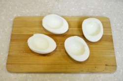 Яйца фаршированные сыром и чесноком - шаг 3