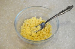 Яйца фаршированные сыром и чесноком - шаг 4