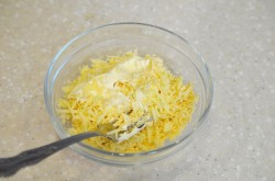 Яйца фаршированные сыром и чесноком - шаг 6