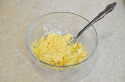 Яйца фаршированные сыром и чесноком - шаг 7