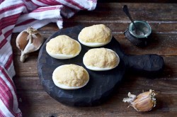 Яйца фаршированные сыром и чесноком - шаг 8