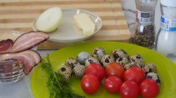 Яичница с беконом и томатами черри - шаг 1 Яичница с беконом и томатами черри - шаг 1